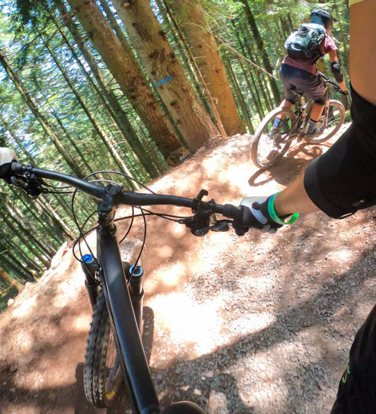 Groepje rijdt met mountainbikefiets door het bos