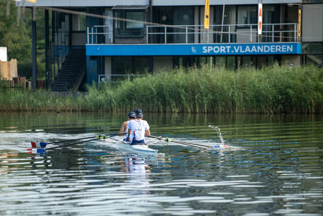 Algemeen beeld van roeiers op het water in Willebroek.