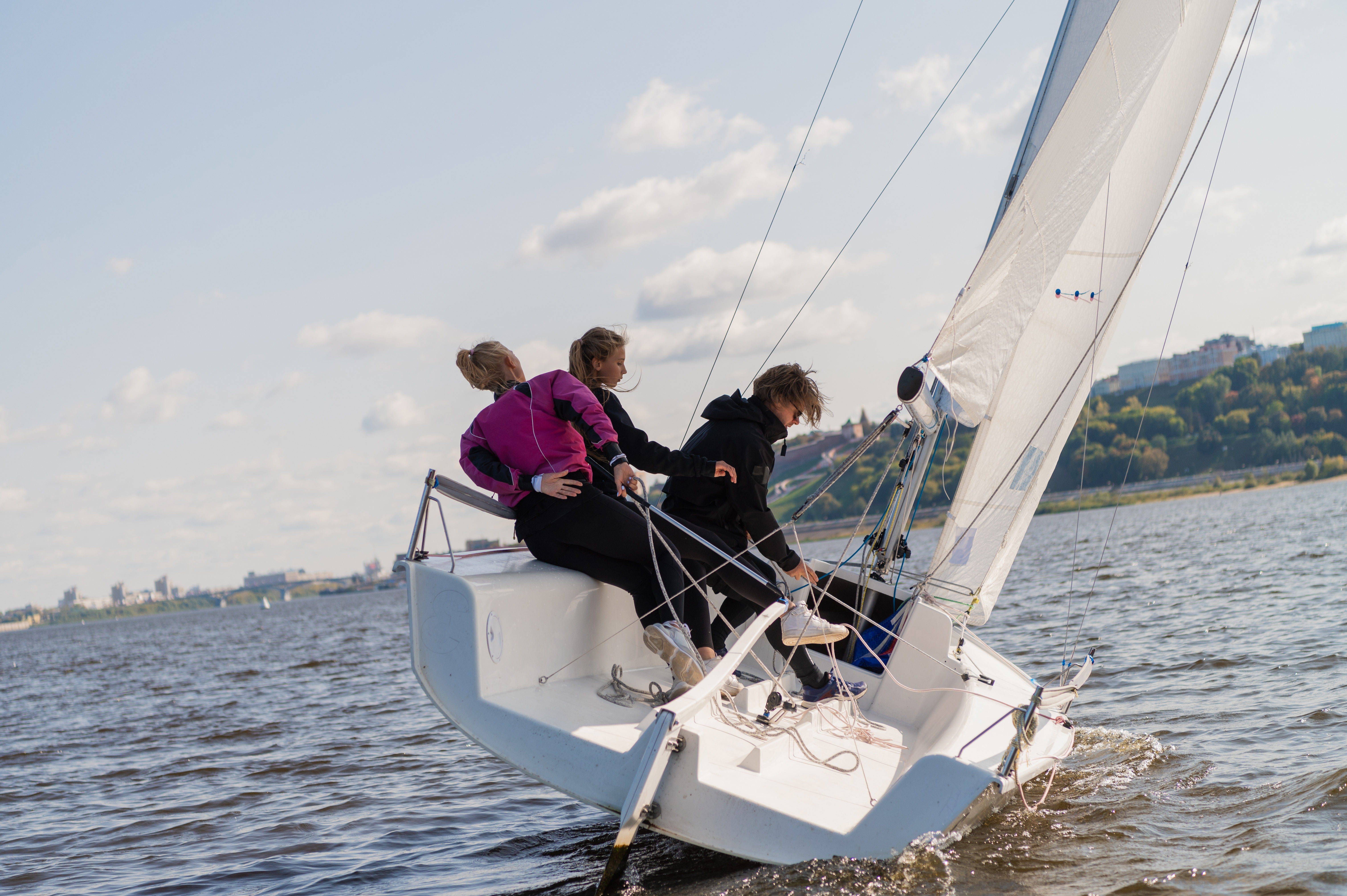 mensen zitten op kleine zeilboot