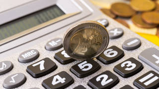 Twee euromunt op rekenmachine