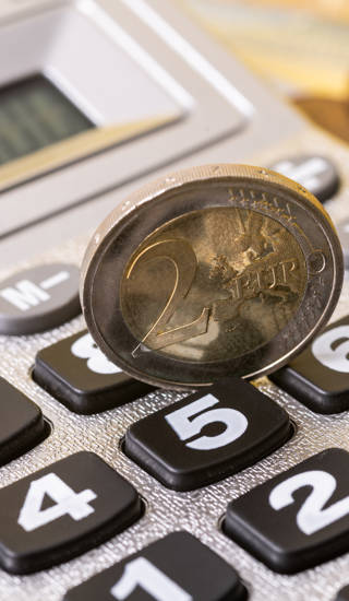Twee euromunt op rekenmachine
