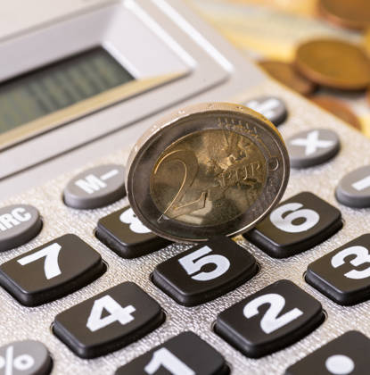 Twee euromunt op rekenmachine