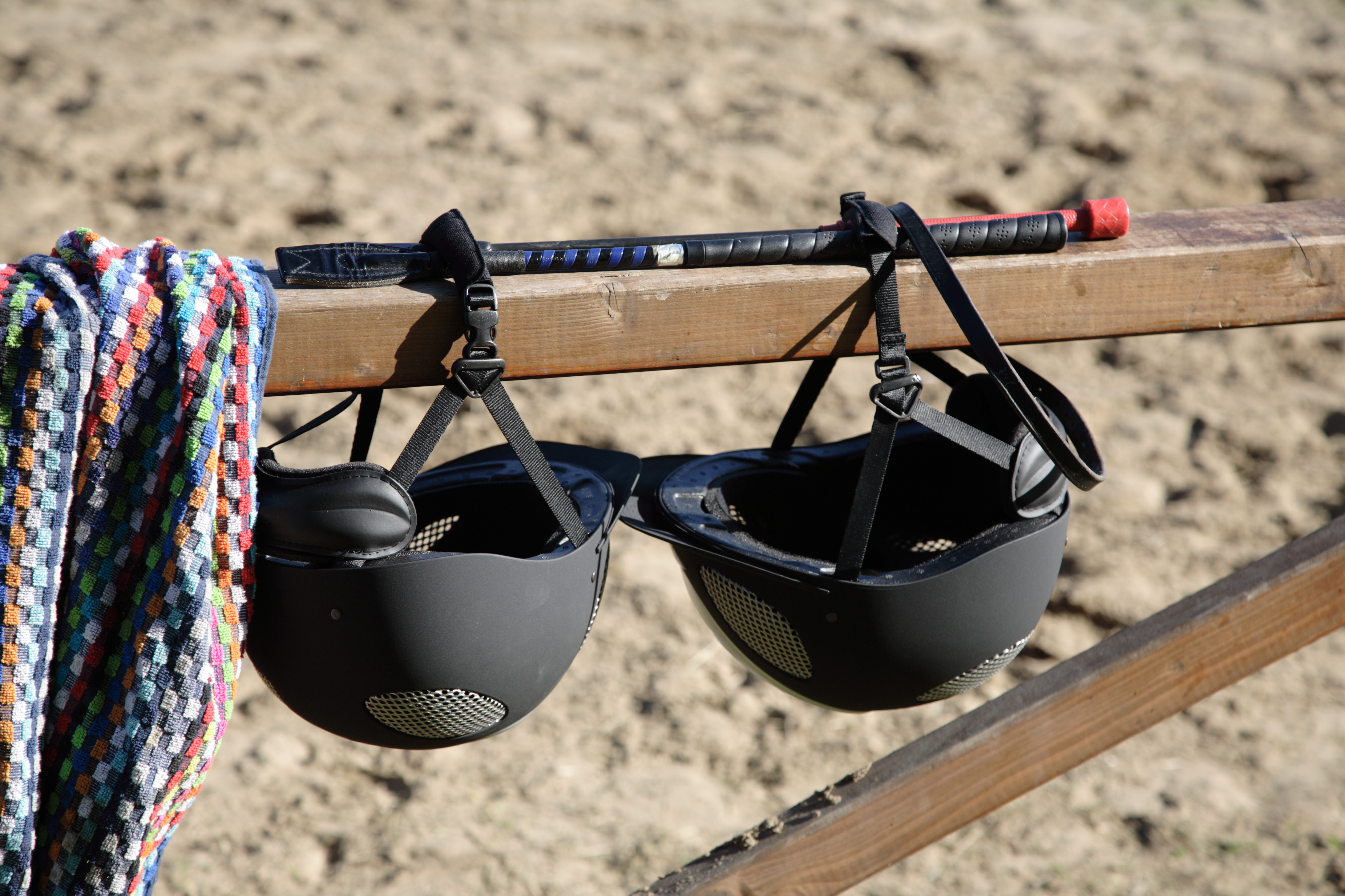 Twee paardrijcaps aan afsluiting