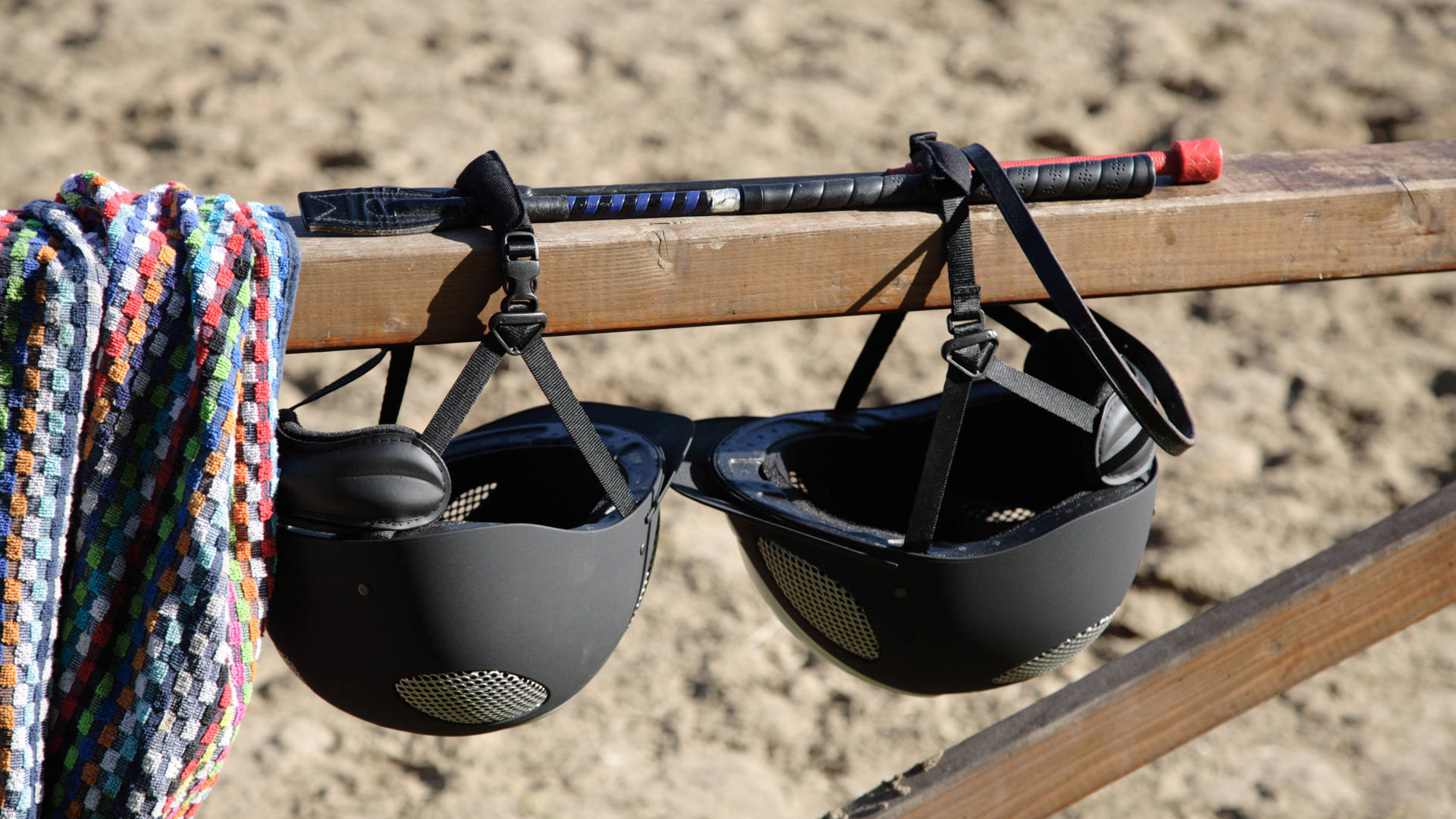 Twee paardrijcaps aan afsluiting