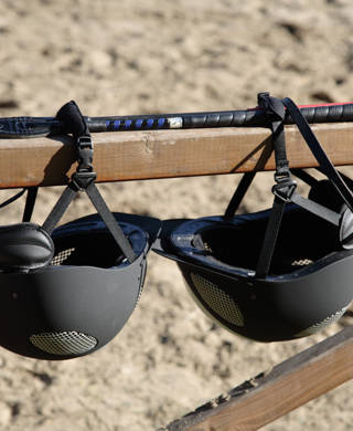 Twee paardrijcaps aan afsluiting