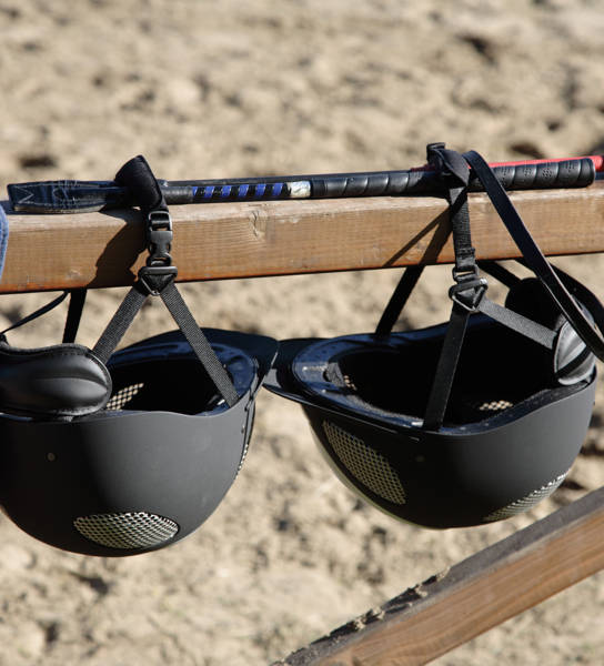 Twee paardrijcaps aan afsluiting