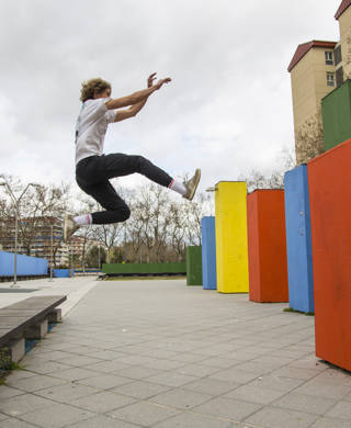 Jongen springt naar gekleurde blokken