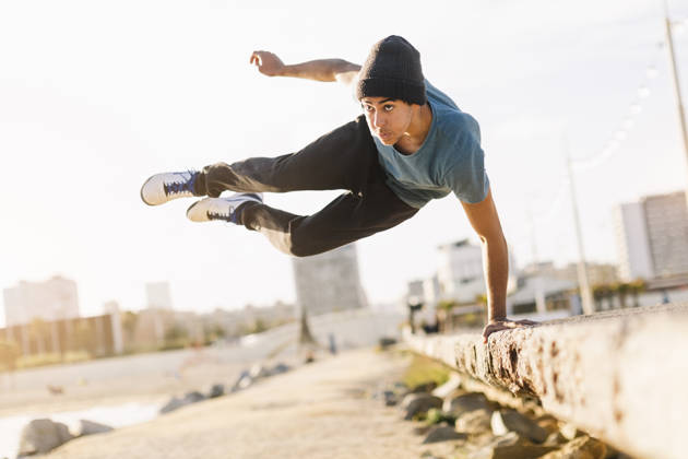 Jongen springt over muur