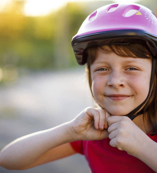 Meisje knoopt helm vast