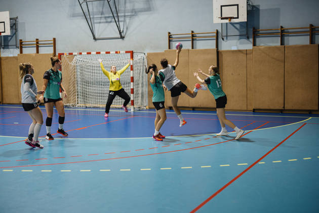 Handbalspeelsters op training