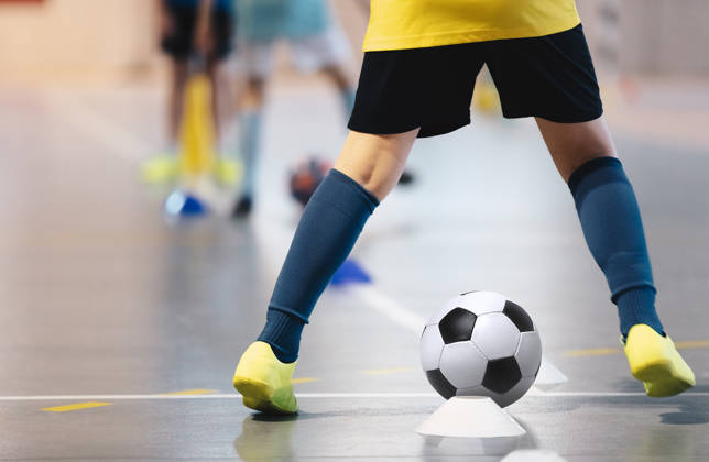 Zaalvoetballertje met bal