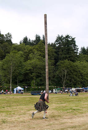 Teambuilding en highlandgames buiten met touwtrekken en paalwerpen