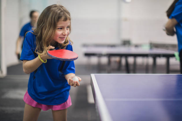 Meisje speelt tafeltennis en slaat op