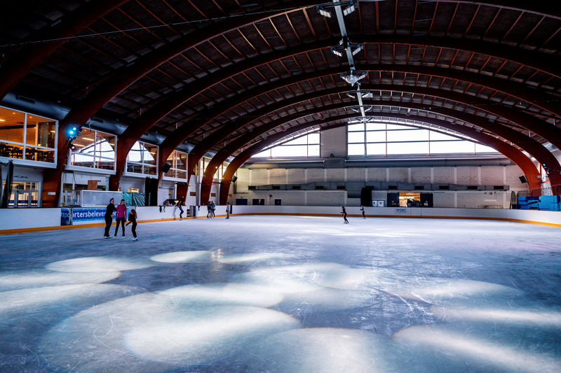 ijspiste met schaatsers