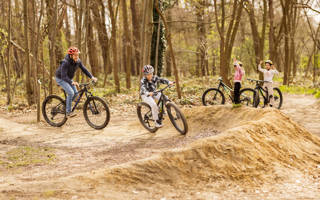 Dochters juichen op de achtergrond