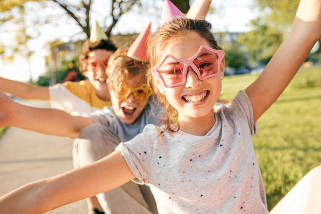 Kinderen die zich amuseren op een verjaardag