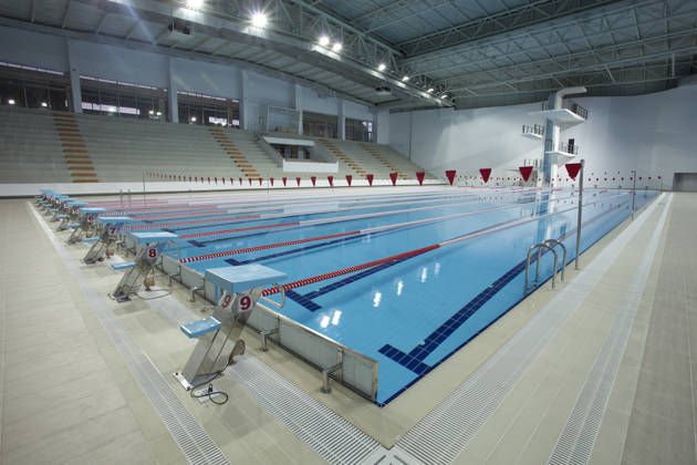 Olympisch zwembad met zicht op startblokken