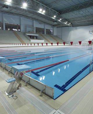 Olympisch zwembad met zicht op startblokken