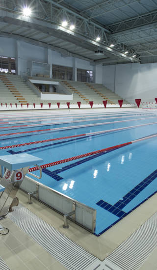 Olympisch zwembad met zicht op startblokken