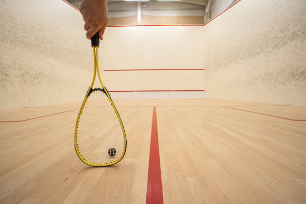 Squashracket in squashzaal
