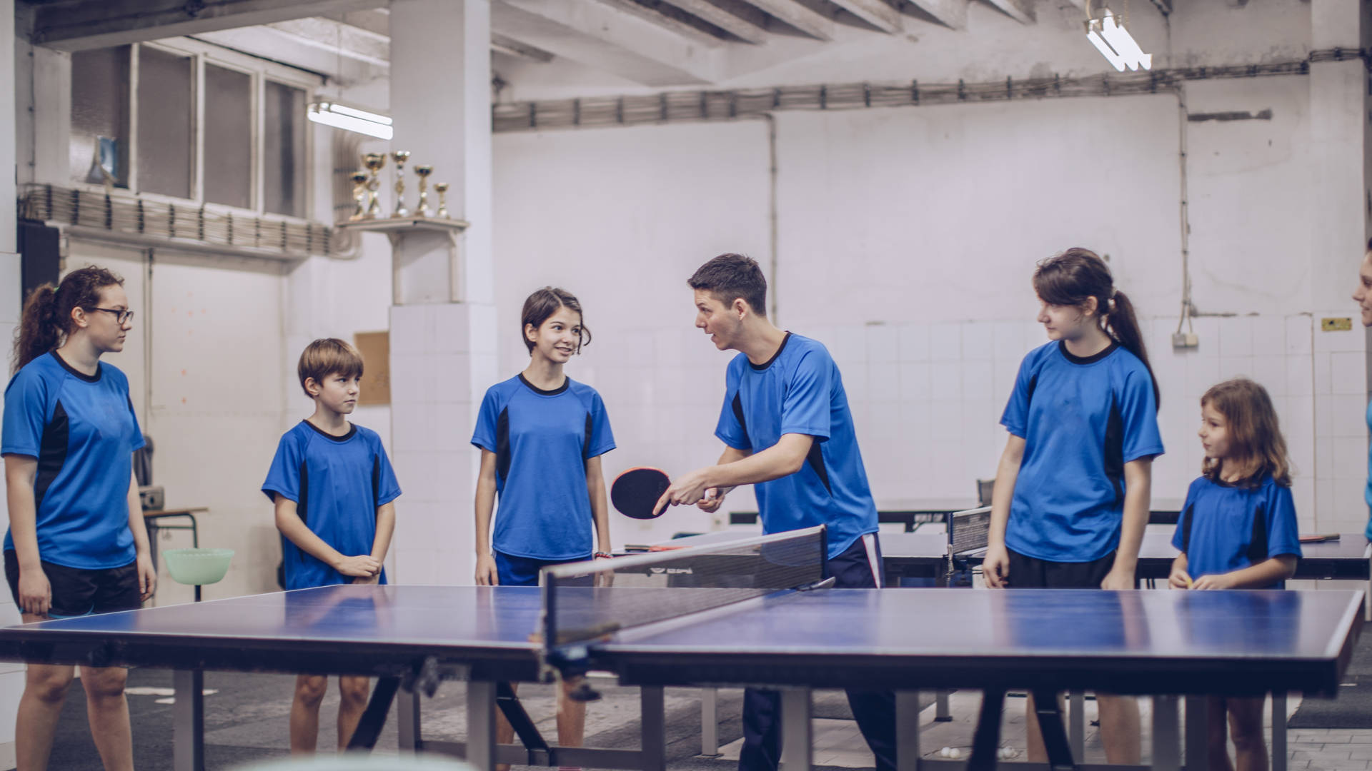 Groepje tafeltennisspelers gemengd tijdens de training