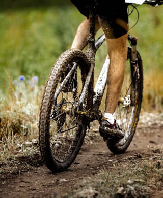 Mountainbikefiets door de velden