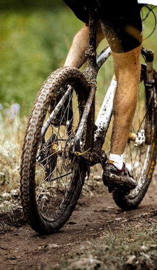 Mountainbikefiets door de velden