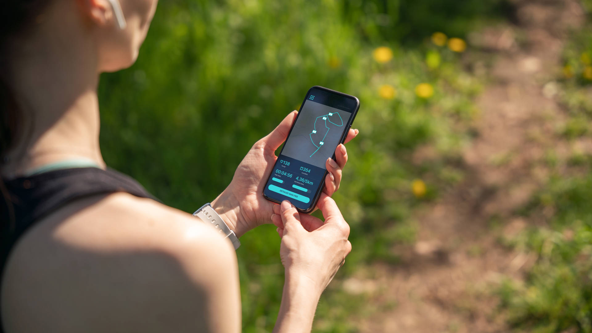 A woman analysis performance of the morning training on a smartphone