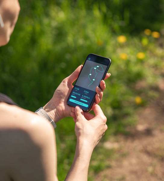 A woman analysis performance of the morning training on a smartphone