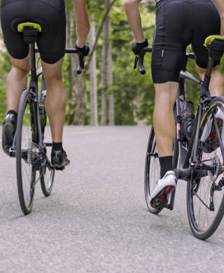 Twee fietsers op de weg