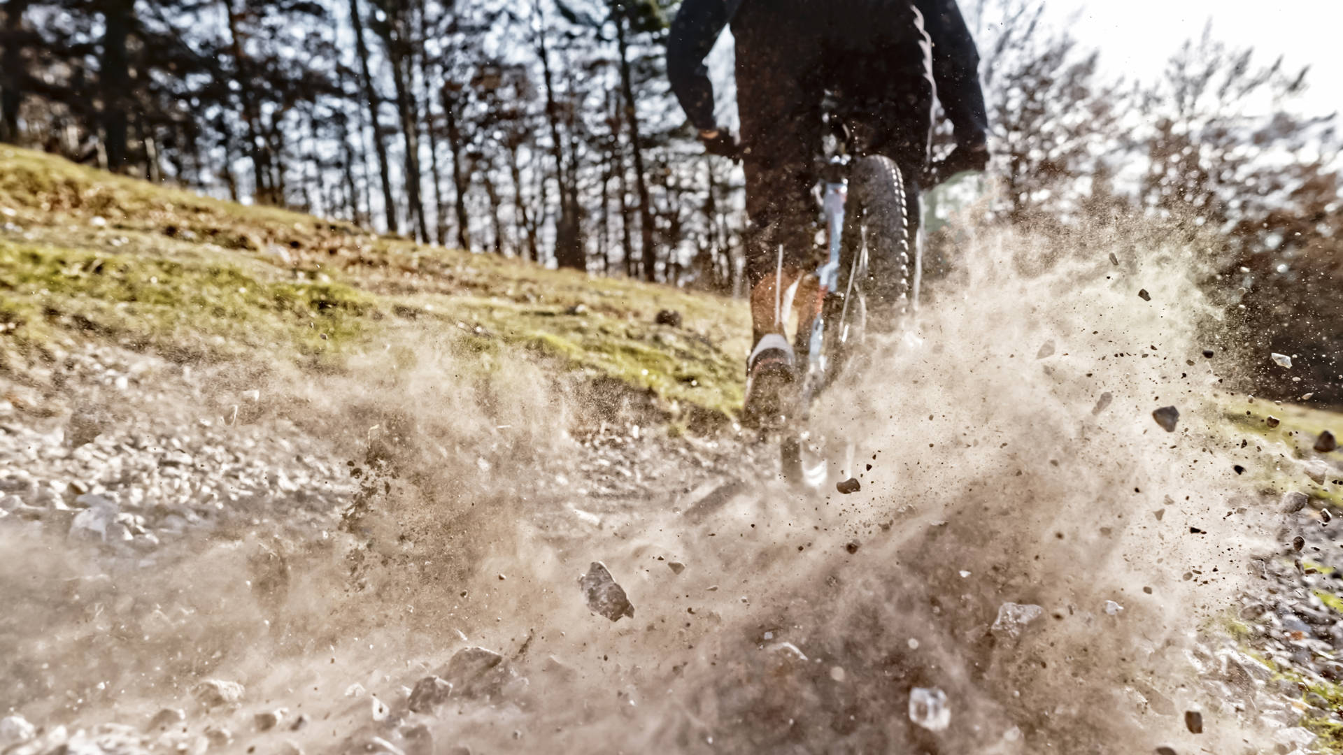 Mountainbikefiets rijdt door de modder