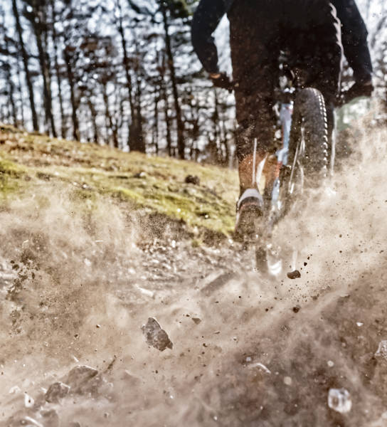 Mountainbikefiets rijdt door de modder